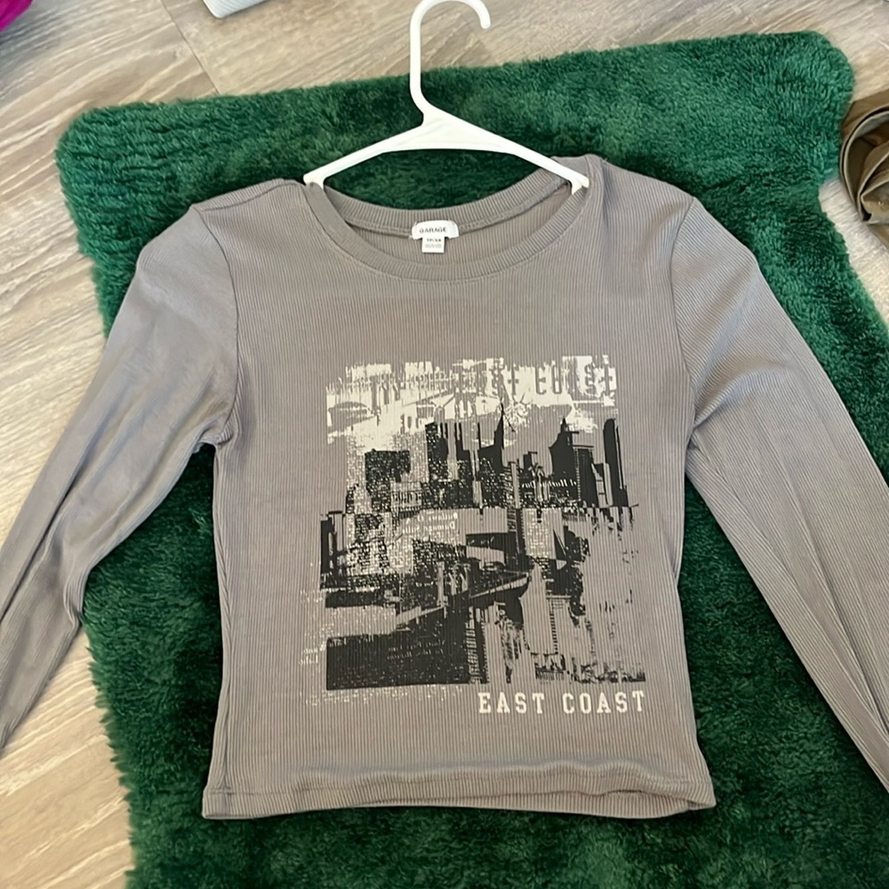 Grey top from garage. Size xs but fits very loosely. Great quality!!